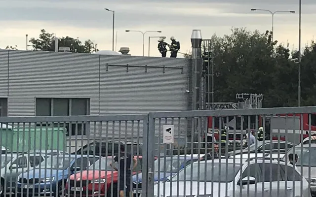 AKTUALIZOVÁNO: Na střeše Porsche Olomouc vzplála ventilace, muselo být evakuováno 39 lidí