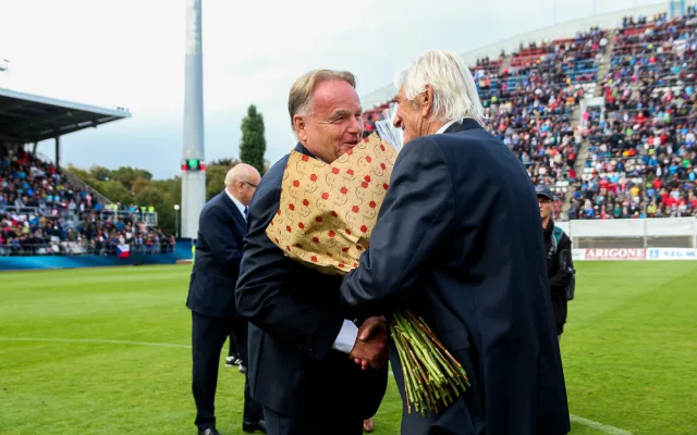 FOTOGALERIE: Zápas století vyhráli reprezentanti 9:2. Na závěr byla slavnostně pojmenována tribuna po Karlu Brücknerovi