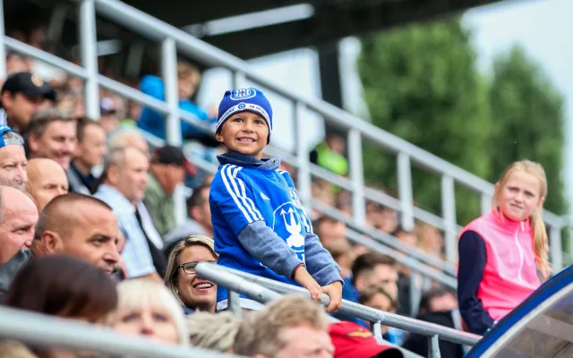 FOTOGALERIE: Zápas století vyhráli reprezentanti 9:2. Na závěr byla slavnostně pojmenována tribuna po Karlu Brücknerovi