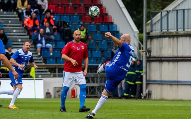 FOTOGALERIE: Zápas století vyhráli reprezentanti 9:2. Na závěr byla slavnostně pojmenována tribuna po Karlu Brücknerovi