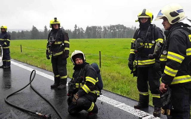 FOTO: Mezi Šternberkem a Bruntálem hořel návěs kamionu