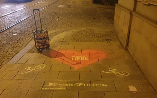 Po Olomouci se na chodnících objevila velká srdce.  Chtěli jsme do světa vypustit trochu lásky, říká Petr Bouška
