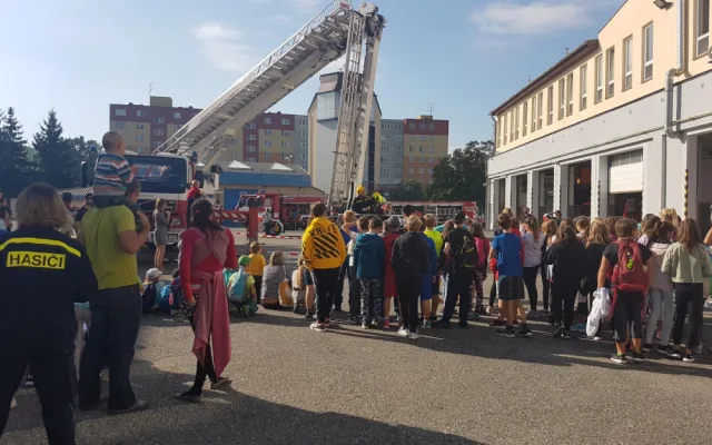 FOTO/VIDEO: Hasiče v kraji v pátek navštívily na stanicích tisíce dětí a rodičů
