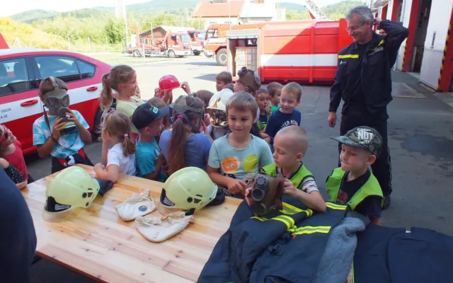 FOTO/VIDEO: Hasiče v kraji v pátek navštívily na stanicích tisíce dětí a rodičů