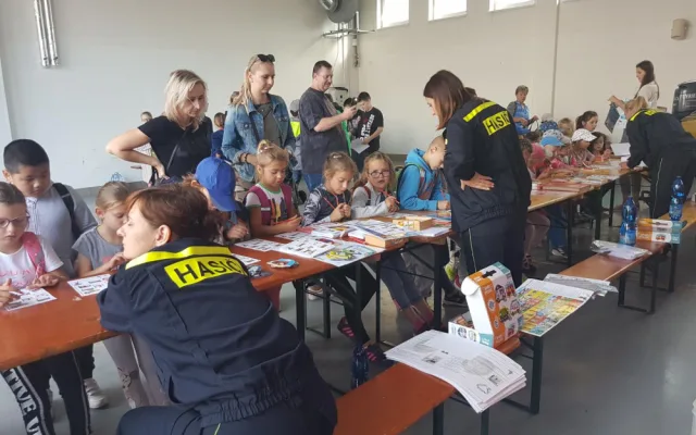 FOTO/VIDEO: Hasiče v kraji v pátek navštívily na stanicích tisíce dětí a rodičů