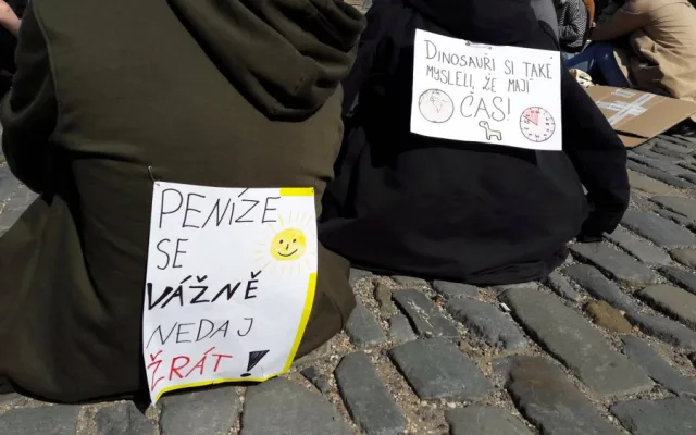 AKTUÁLNĚ: V Olomouci probíhá stávka za klima. Na Dolním náměstí stávkují nejen studenti