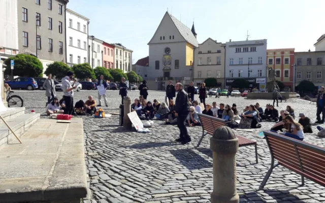 AKTUÁLNĚ: V Olomouci probíhá stávka za klima. Na Dolním náměstí stávkují nejen studenti
