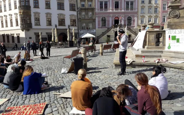 AKTUÁLNĚ: V Olomouci probíhá stávka za klima. Na Dolním náměstí stávkují nejen studenti