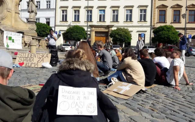 AKTUÁLNĚ: V Olomouci probíhá stávka za klima. Na Dolním náměstí stávkují nejen studenti
