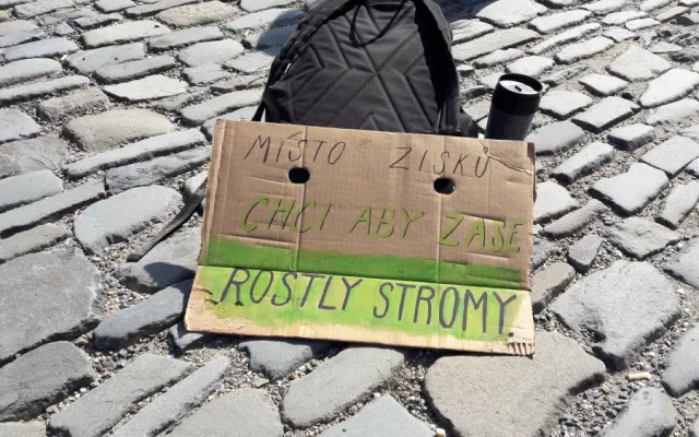 AKTUÁLNĚ: V Olomouci probíhá stávka za klima. Na Dolním náměstí stávkují nejen studenti