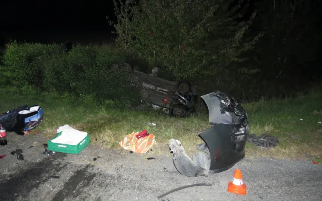 Senior si nevšiml auta na hlavní silnici. On i nezletilá spolujezdkyně z druhého auta skončili v nemocnici