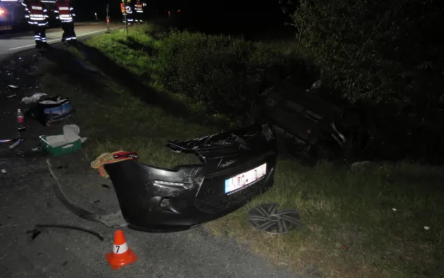 Senior si nevšiml auta na hlavní silnici. On i nezletilá spolujezdkyně z druhého auta skončili v nemocnici