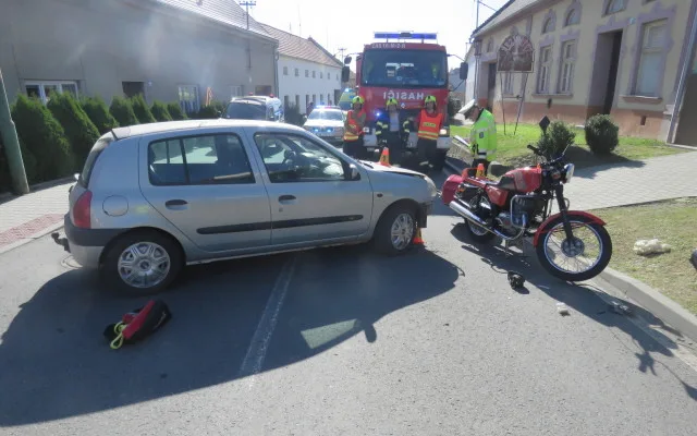 Muž vyjížděl ze dvora na silnici a přehlédl motorkáře. Ten skončil se zraněním v nemocnici