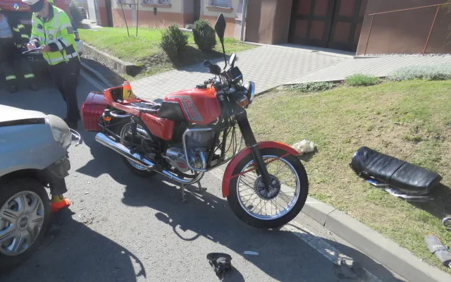 Muž vyjížděl ze dvora na silnici a přehlédl motorkáře. Ten skončil se zraněním v nemocnici