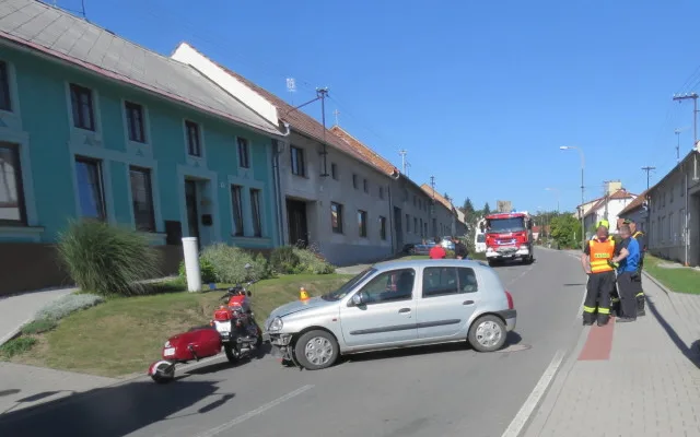 Muž vyjížděl ze dvora na silnici a přehlédl motorkáře. Ten skončil se zraněním v nemocnici
