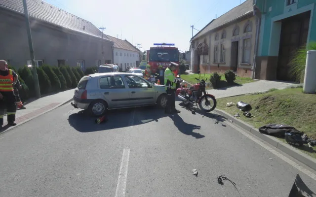 Muž vyjížděl ze dvora na silnici a přehlédl motorkáře. Ten skončil se zraněním v nemocnici