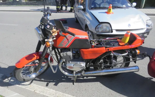Muž vyjížděl ze dvora na silnici a přehlédl motorkáře. Ten skončil se zraněním v nemocnici