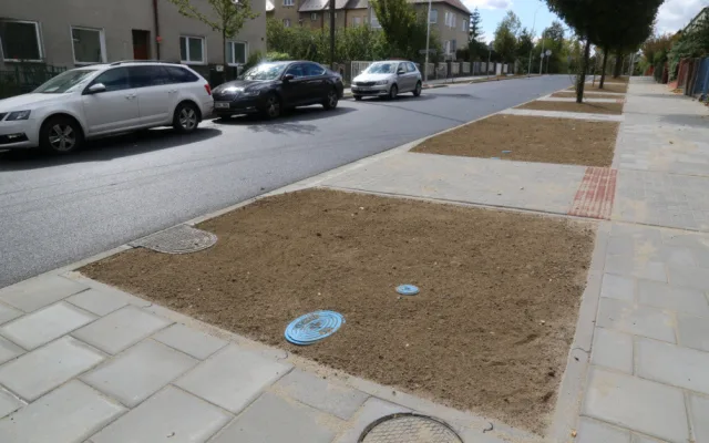 FOTO: Provoz v opravené Erenburgově ulici v Olomouci je obnoven. Silnice má tichý asfalt