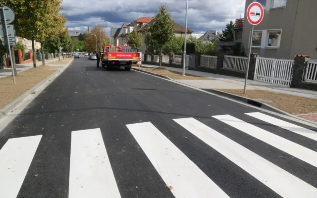 FOTO: Provoz v opravené Erenburgově ulici v Olomouci je obnoven. Silnice má tichý asfalt
