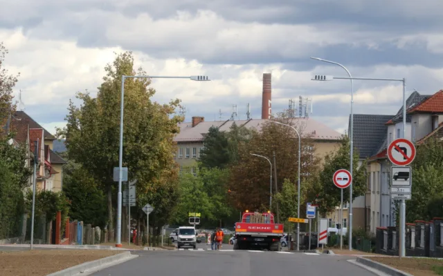 FOTO: Provoz v opravené Erenburgově ulici v Olomouci je obnoven. Silnice má tichý asfalt
