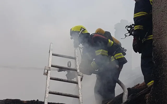 FOTO/VIDEO: Rodinný dům zachvátil rozsáhlý požár, dva lidé se zranili