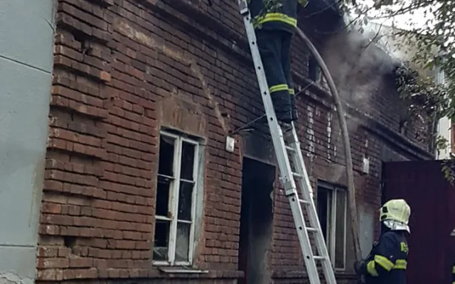 FOTO/VIDEO: Rodinný dům zachvátil rozsáhlý požár, dva lidé se zranili