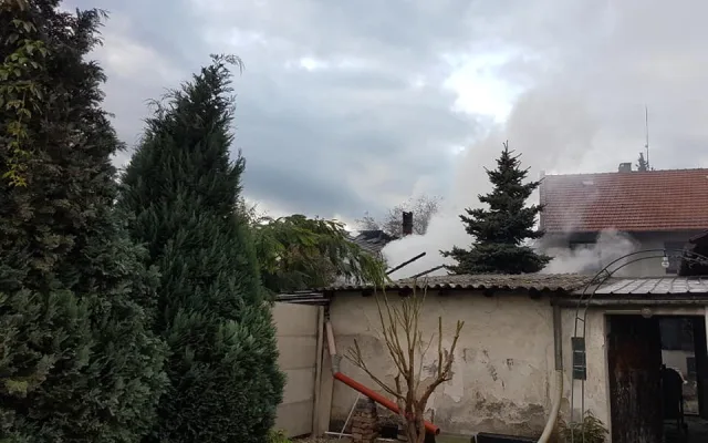 FOTO/VIDEO: Rodinný dům zachvátil rozsáhlý požár, dva lidé se zranili