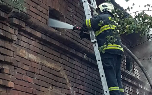 FOTO/VIDEO: Rodinný dům zachvátil rozsáhlý požár, dva lidé se zranili