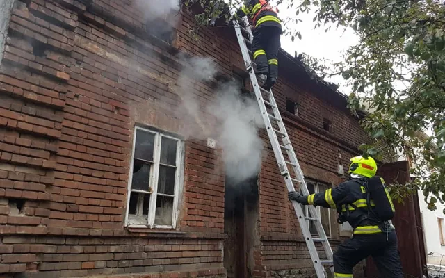 FOTO/VIDEO: Rodinný dům zachvátil rozsáhlý požár, dva lidé se zranili