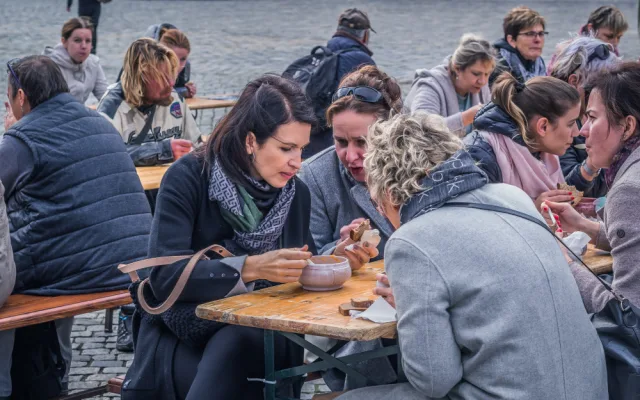 FOTO: Na náměstí se rozlévala polévka na podporu lidí bez domova