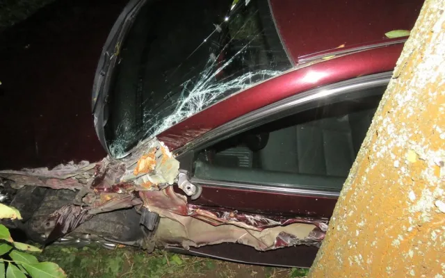 Auto se rozpáralo o kompaktor při míjení traktoru. Řidič auta skončil v nemocnici