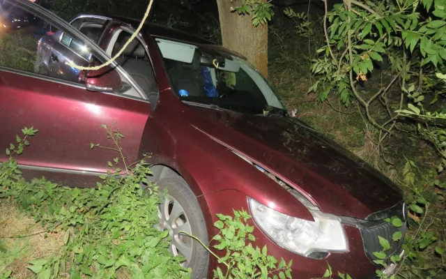 Auto se rozpáralo o kompaktor při míjení traktoru. Řidič auta skončil v nemocnici