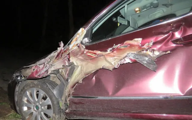 Auto se rozpáralo o kompaktor při míjení traktoru. Řidič auta skončil v nemocnici