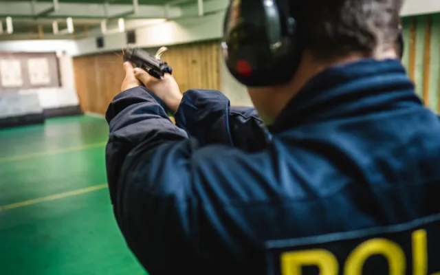 REPORTÁŽ: Střelba, ale i bojová umění a teorie. Podívejte se, jak probíhá policejní příprava