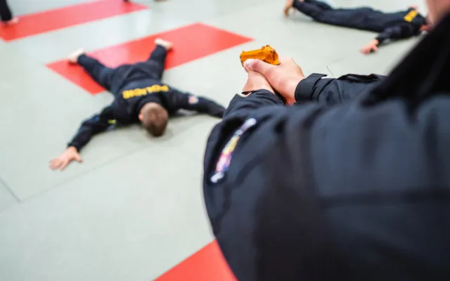 REPORTÁŽ: Střelba, ale i bojová umění a teorie. Podívejte se, jak probíhá policejní příprava