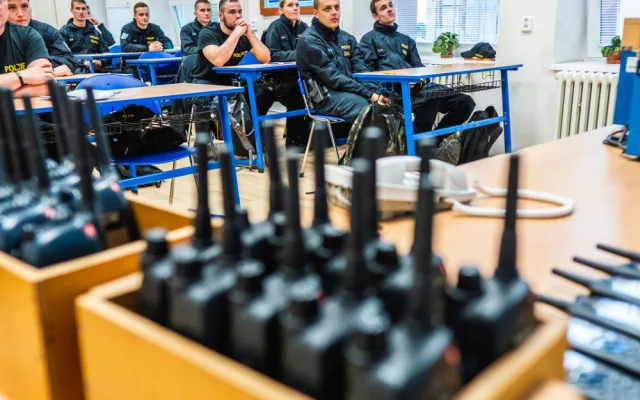 REPORTÁŽ: Střelba, ale i bojová umění a teorie. Podívejte se, jak probíhá policejní příprava