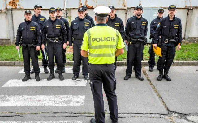 REPORTÁŽ: Střelba, ale i bojová umění a teorie. Podívejte se, jak probíhá policejní příprava