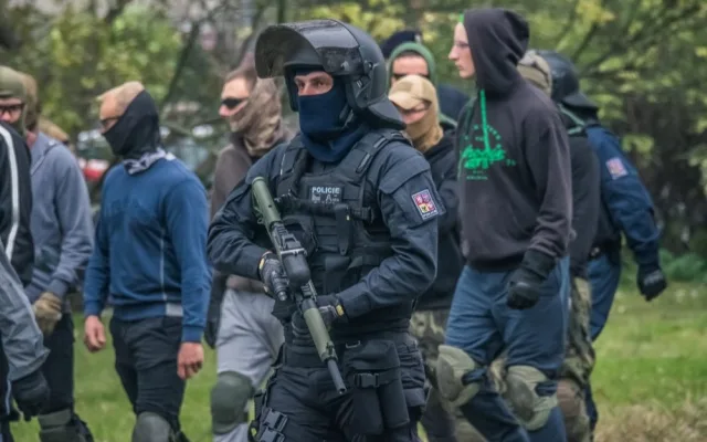 FOTO: Olomoucí dnes dopoledne prošel dav hlídaný policisty. Komplikoval dopravu na Masarykově třídě