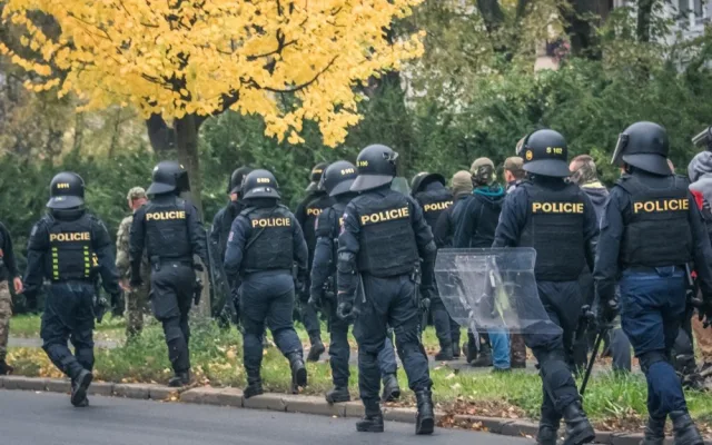 FOTO: Olomoucí dnes dopoledne prošel dav hlídaný policisty. Komplikoval dopravu na Masarykově třídě