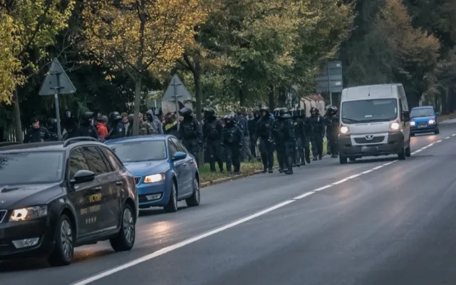 FOTO: Olomoucí dnes dopoledne prošel dav hlídaný policisty. Komplikoval dopravu na Masarykově třídě