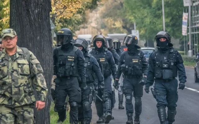 FOTO: Olomoucí dnes dopoledne prošel dav hlídaný policisty. Komplikoval dopravu na Masarykově třídě
