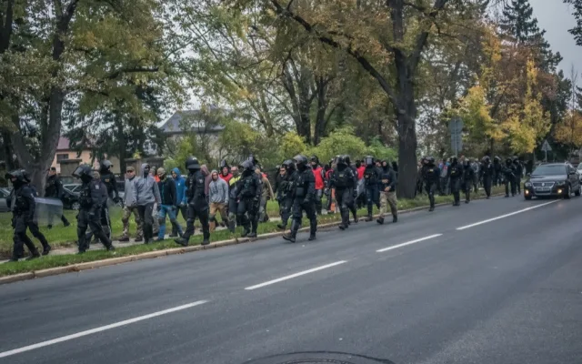 FOTO: Olomoucí dnes dopoledne prošel dav hlídaný policisty. Komplikoval dopravu na Masarykově třídě