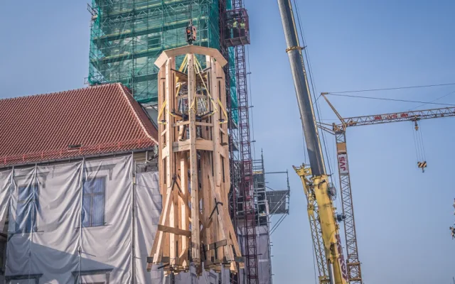 FOTO/VIDEO: Další část radniční věže je na svém místě. Podívejte se na video a fotky z průběhu