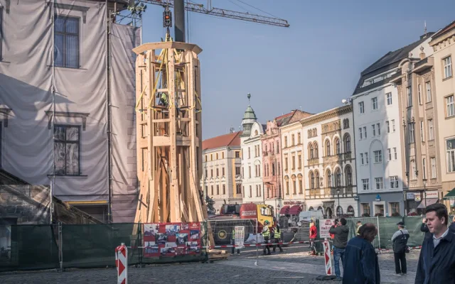 FOTO/VIDEO: Další část radniční věže je na svém místě. Podívejte se na video a fotky z průběhu