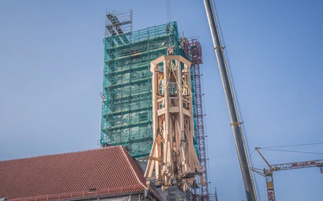 FOTO/VIDEO: Další část radniční věže je na svém místě. Podívejte se na video a fotky z průběhu