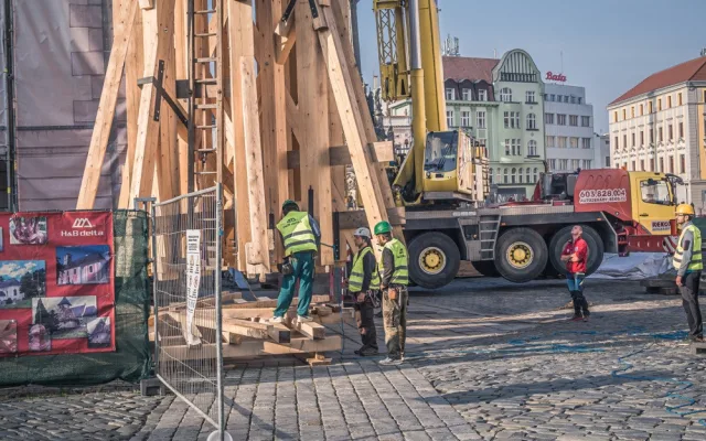 FOTO/VIDEO: Další část radniční věže je na svém místě. Podívejte se na video a fotky z průběhu