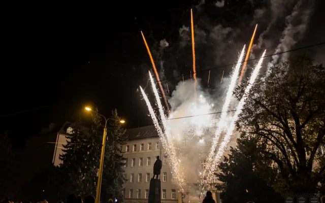 FOTO/VIDEO: Lampionový průvod, pietní akt i velkolepý ohňostroj. Olomoučané si připomněli výročí vzniku Československa