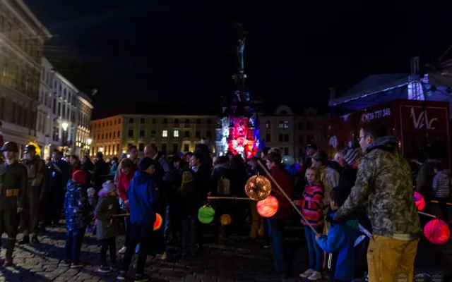 FOTO/VIDEO: Lampionový průvod, pietní akt i velkolepý ohňostroj. Olomoučané si připomněli výročí vzniku Československa