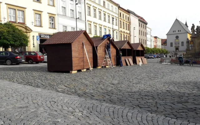 FOTO: Na Dolním náměstí začala výstavba kluziště. Bruslit by se mohlo už začátkem listopadu