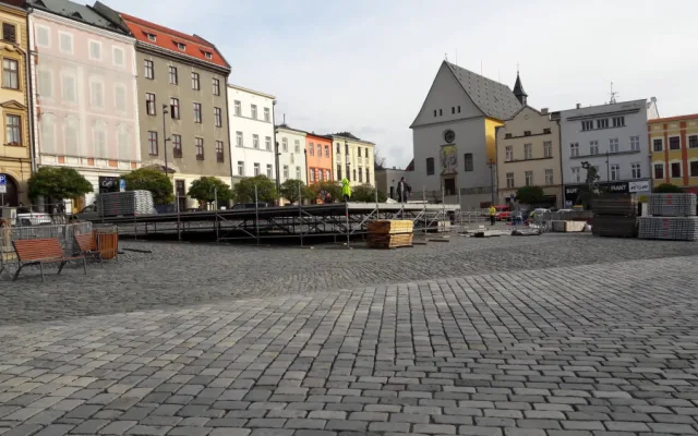 FOTO: Na Dolním náměstí začala výstavba kluziště. Bruslit by se mohlo už začátkem listopadu